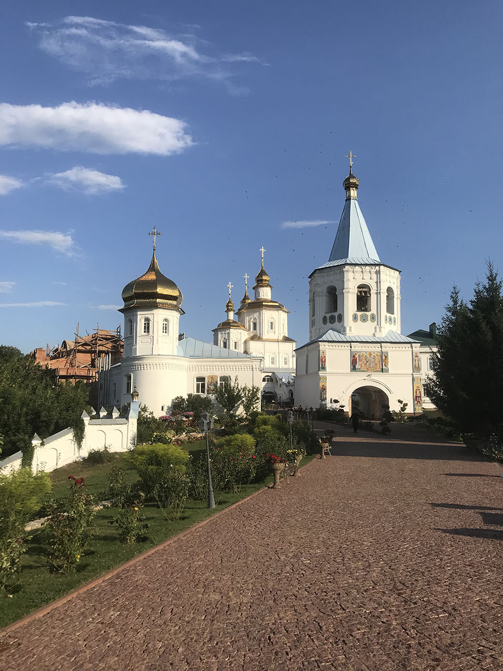 Зліва направо відновлюваний храм Різдва Іоанна Предтечі, Татарська башта з трапезною, собор Різдва Богородиці, надбрамна дзвіниця. 2018